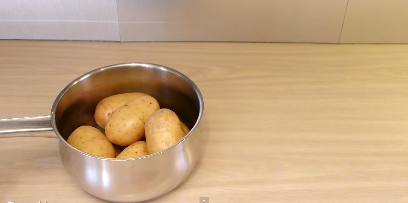 VIDEO: Cara ajaib kupas kentang dengan cepat dan praktis!