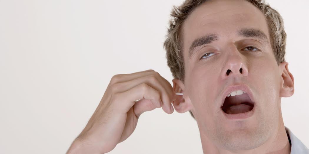 Duh, membersihkan telinga pakai cotton bud ternyata sangat berbahaya!