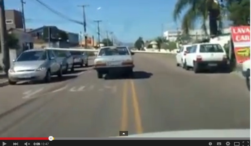 VIDEO: Nekat, pria angkut pipa 3 meter dalam sedannya