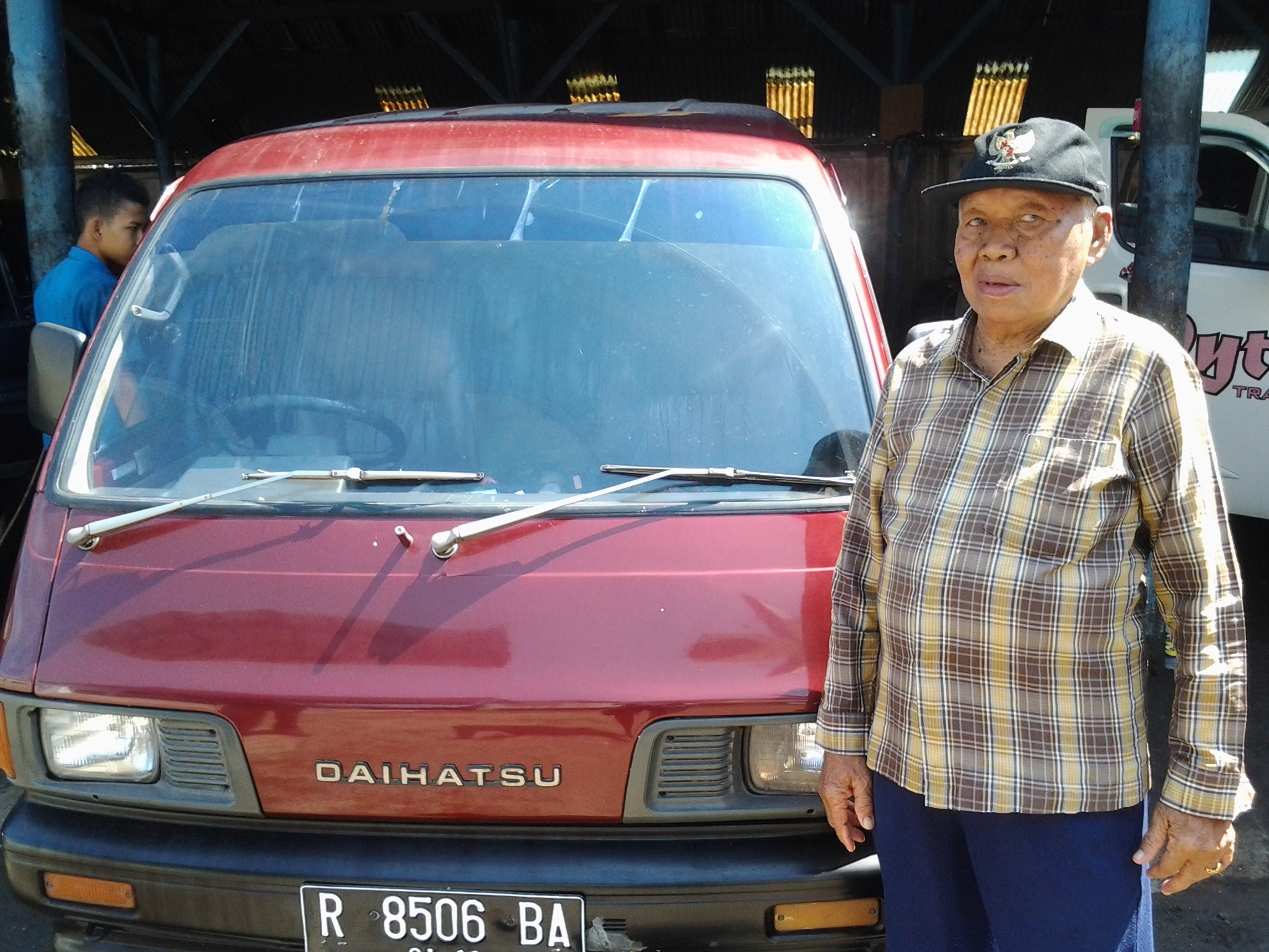 Kakek Sumartono, 25 tahun setia dengan mobil kesayangan