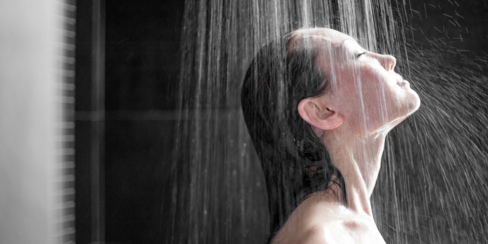 5 Alasan ilmiah kenapa kamu harus mandi dengan air dingin, byur!