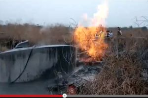 VIDEO: Kontroversi kuburan dengan lumpur bergolak dan nyala api 