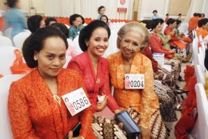 Lestarikan rias sanggul, Mbah Mina tampil beda di antara 1.900 wanita