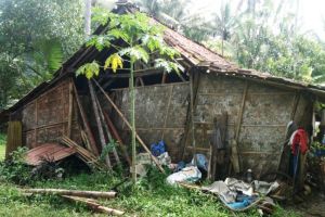 Tinggal di gubug reyot pinggir kali, tiap hari keluarga Namono was-was