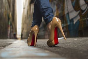 Cowok lebih ringan tangan kepada cewek yang memakai high heels, uhh! 