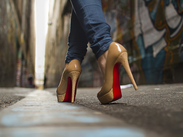 Cowok lebih ringan tangan kepada cewek yang memakai high heels, uhh! 