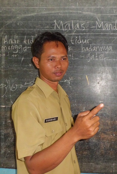 Kisah Sugandi, guru honorer multiperan yang tak lelah menuntut ilmu