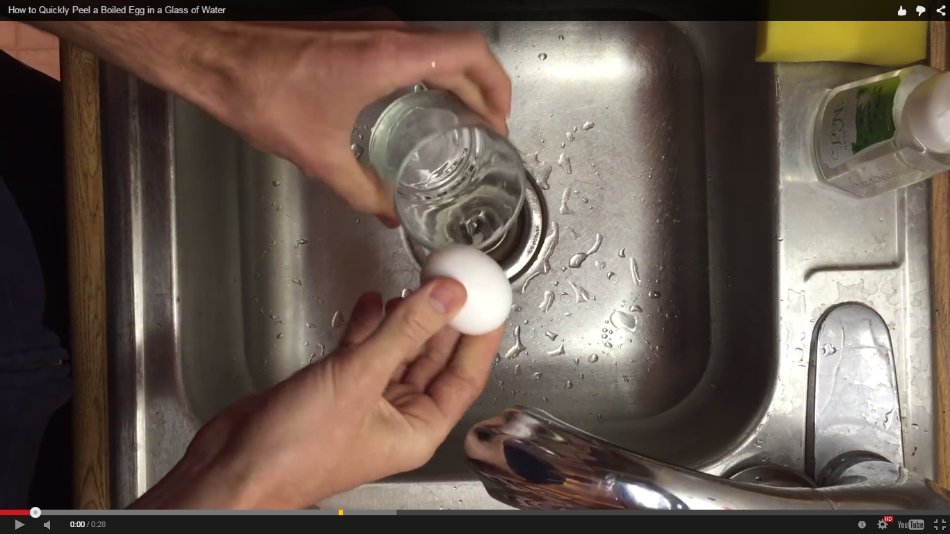 VIDEO: Tips mudah kupas telur rebus, praktis!