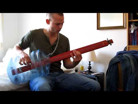 VIDEO: Pria ini bikin bass gitar dari galon bekas dan kayu, joss!