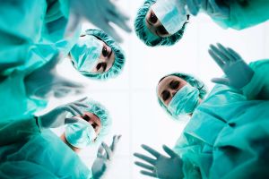 Alasan ilmiah mengapa dokter menggunakan baju hijau saat operasi