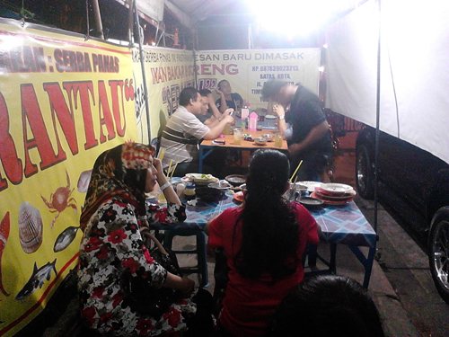Di warung tenda ini Prof Mahfud MD kerap pesan gurami bakar, nyummi