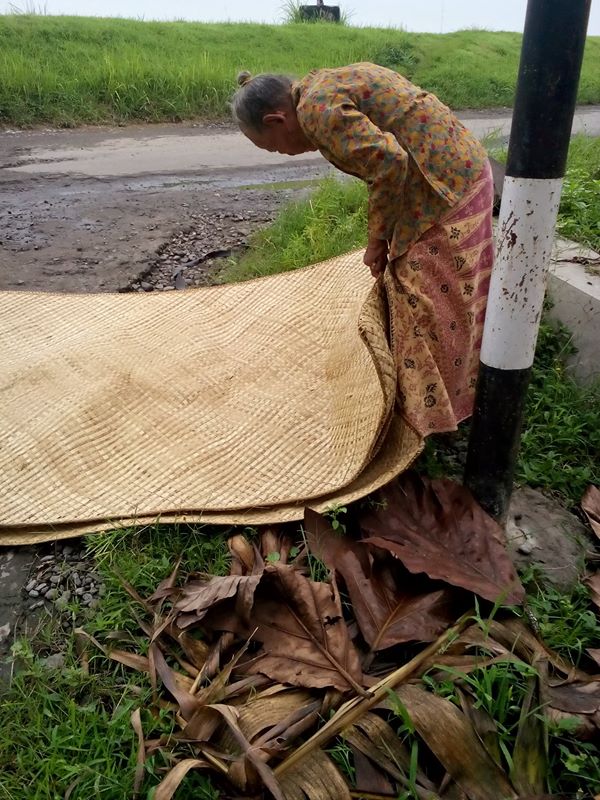Berangkat jam 3 pagi, nenek asal Jombang jualan tikar demi sesuap nasi