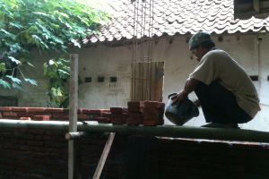 Kisah Tatang, tukang bangunan yang sampai harus tolak pekerjaan