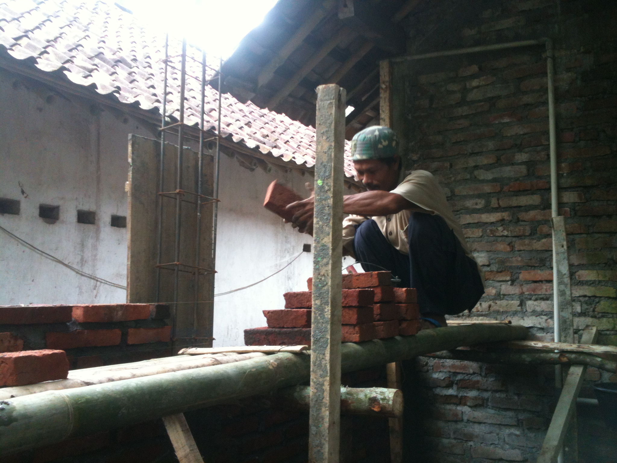 Tatang, si tukang bangunan bisa berkeliling Jawa karena pekerjaan