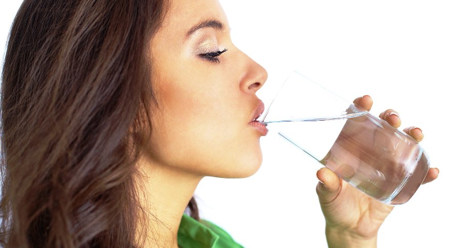 5 Manfaat kesehatan dari minum air putih selepas bangun pagi