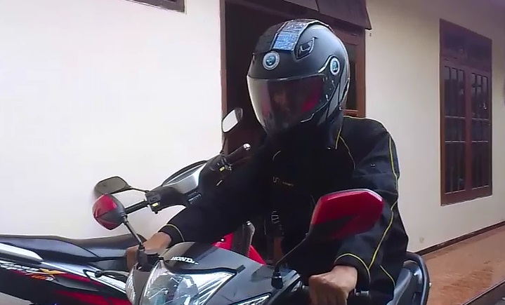Hebatnya 3 anak muda ini, dalam 2 jam jadikan helm sebagai charger HP Hebatnya 3 anak muda ini, dalam 2 jam jadikan helm sebagai charger HP