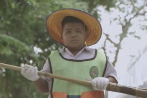 VIDEO: Anak SD pilih jadi tukang sampah karena ibunya