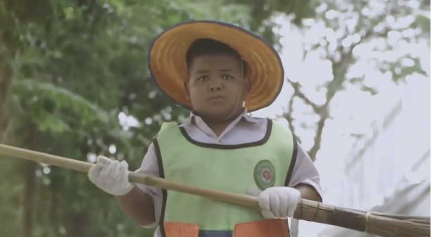 VIDEO: Anak SD pilih jadi tukang sampah karena ibunya