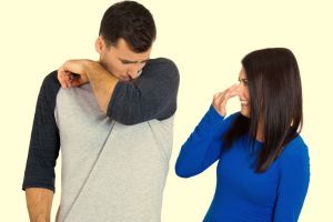 Teman kamu bau badan? Mungkin 2 kelenjar keringatnya bermasalah