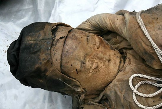 Mumi berumur 700 tahun ditemukan di China, jarinya memakai batu akik