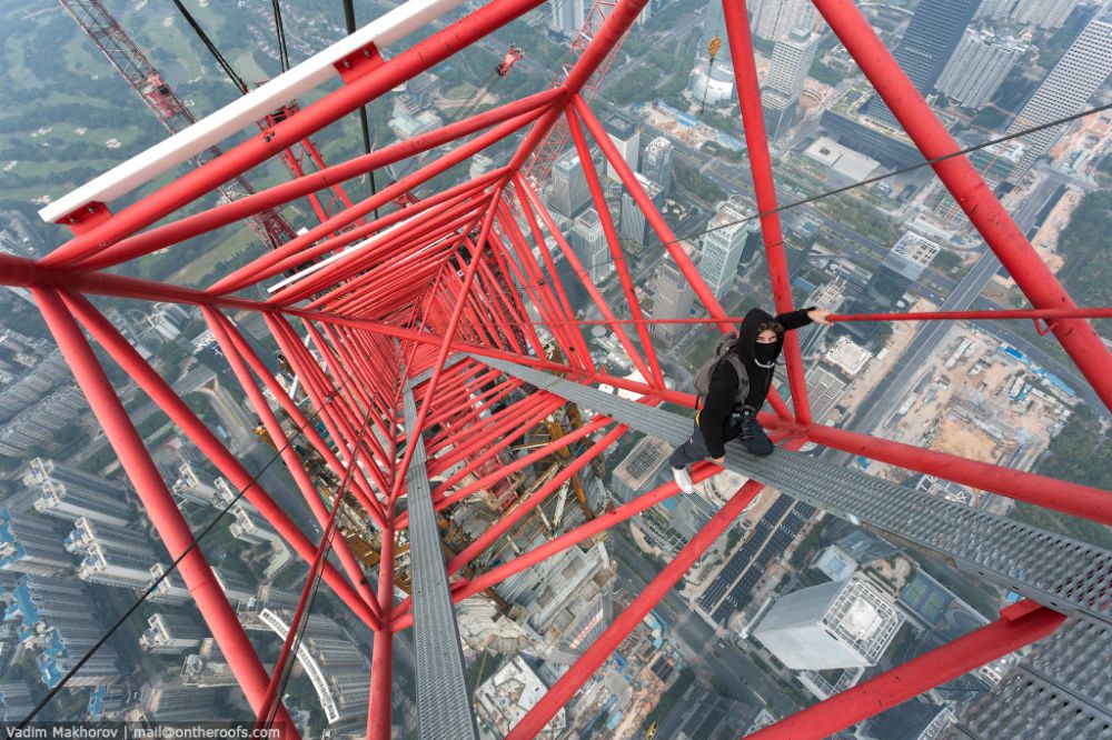 VIDEO: Panjat gedung tertinggi kedua di dunia, habis itu selfie 