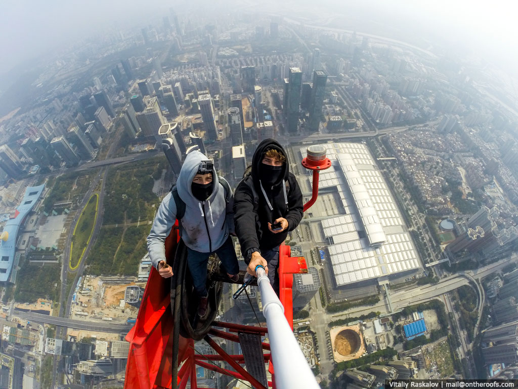 VIDEO: Panjat gedung tertinggi kedua di dunia, habis itu selfie 