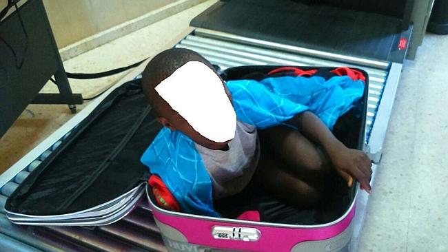 Anak ini ketahuan di bandara sembunyi dalam koper