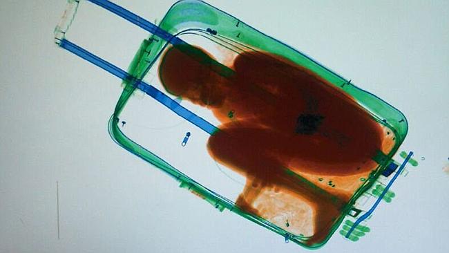 Anak ini ketahuan di bandara sembunyi dalam koper