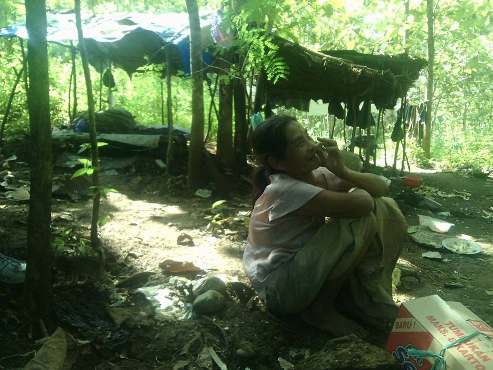 Ibu ini tinggal di hutan Blitar berteman hewan liar