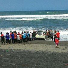 Waduh, mobil nyemplung ke laut hebohkan pengunjung Pantai Depok, Jogja