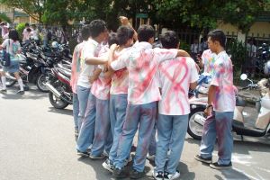 Begini awal mula kenapa ada aksi coret-coret seragam saat lulusan