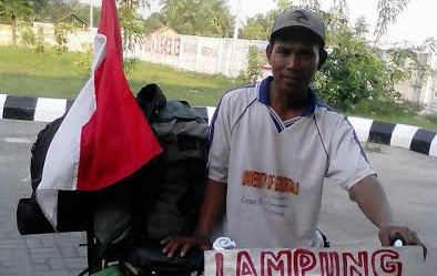 Bapak ini ingin taklukkan Lampung-Jawa-Madura-Bali naik onthel, joss!