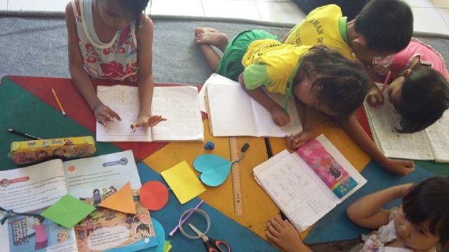 Berkat taman baca, ibu-ibu di Surabaya bisa baca sambil nyuapin 