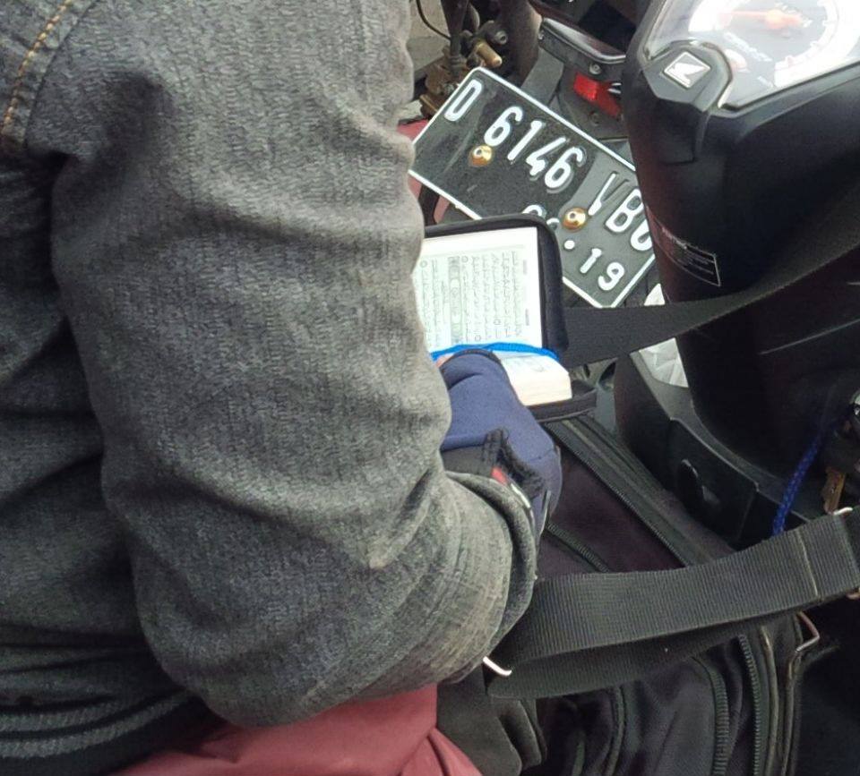 Pria ini baca Al Quran saat lampu lalu lintas menyala merah