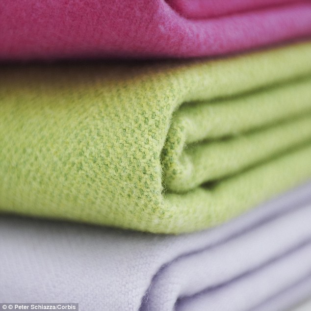 Pakaian kamu jadi berubah warnanya setelah dicuci? Lakukan tips ini!