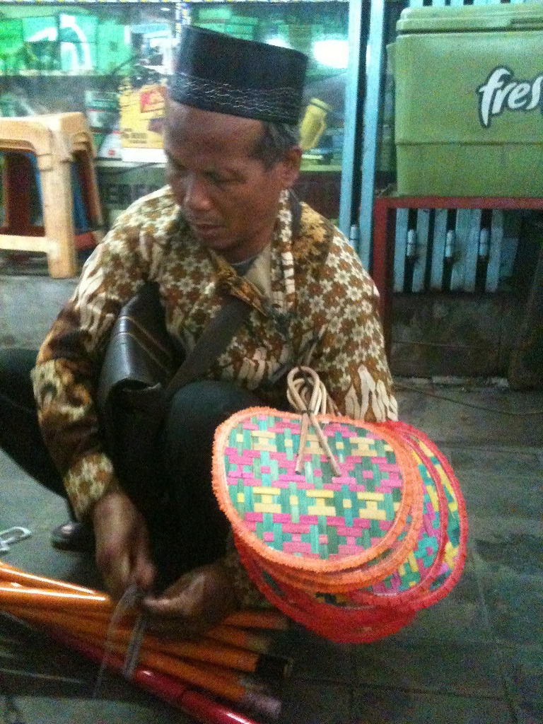 Demi keluarga, tunanetra ini merantau jualan sapu & tidurnya di masjid