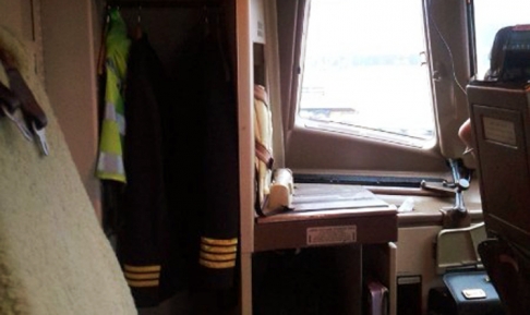 Wanita ini dapat tempat duduk khusus di ruang pilot, lihat tiketnya!