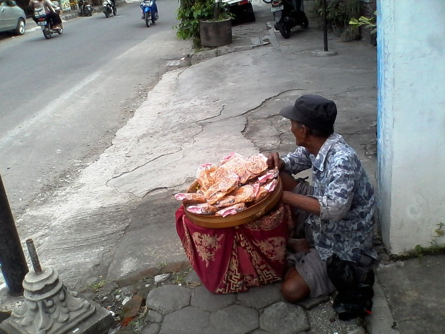 Usia senja, Mbah Temo semangat jualan peyek demi untung tak seberapa