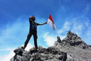 Puncak Merapi bikin ngeri, selebar 1 m di bibir kawah & rawan longsor