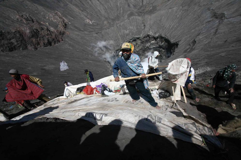 Berdiri di tebing kawah tanpa pengamanan demi ngalap berkah, nekat!