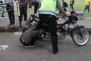 Bikin jera, polisi paksa pemilik sepeda motor dengerin suara knalpot