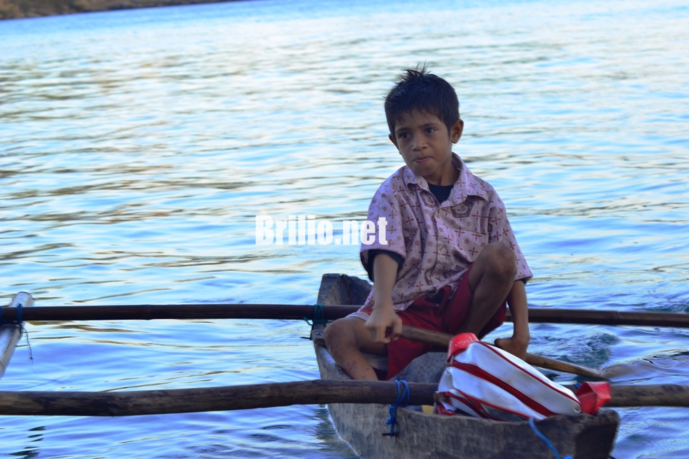 Hafit, bocah SD yang kayuh sampan 2 jam seberangi lautan ke sekolah