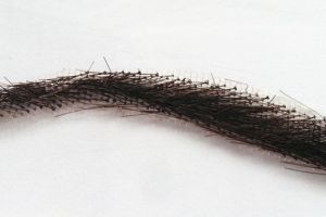 Mudah saja membentuk alis sesukamu, cukup tempel stiker alis