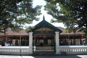 Masjid tertua berumur 4 abad ini dulunya dikelola dua keraton