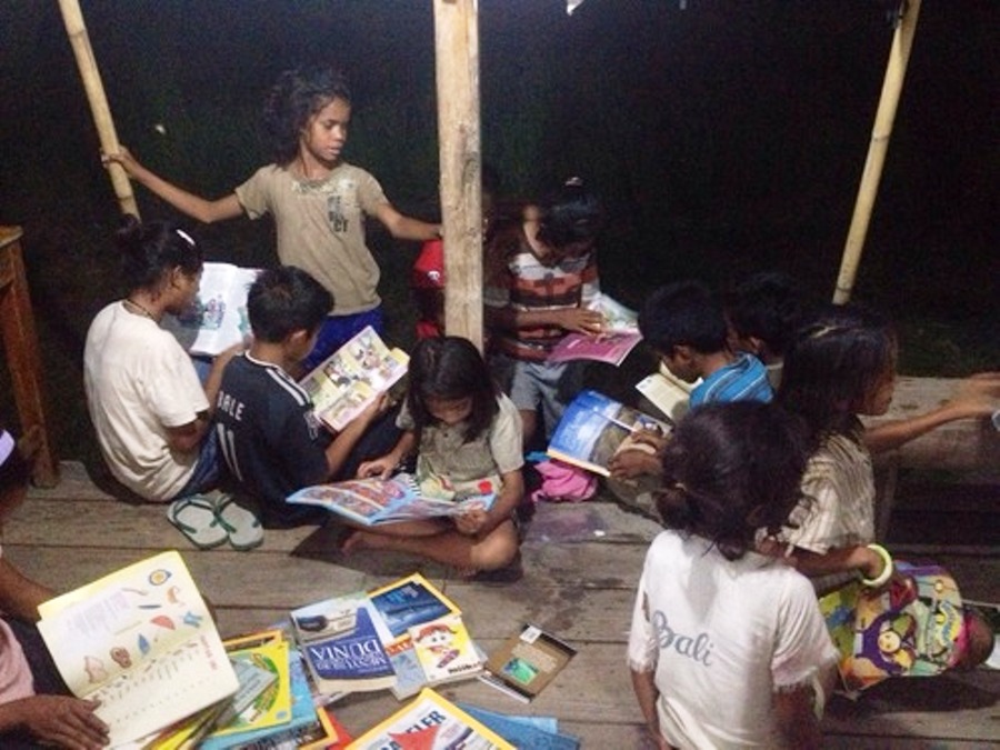 Komunitas ini rutin bagikan buku untuk cerdaskan anak pedalaman, top!