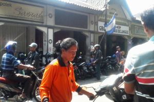 Hidup sendiri, wanita 50 tahun ini sudah 15 tahun jadi tukang parkir