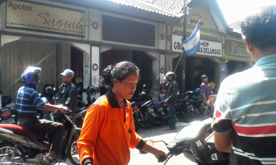 Hidup sendiri, wanita 50 tahun ini sudah 15 tahun jadi tukang parkir