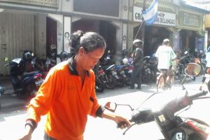 Nasib juru parkir wanita, gadaikan motor demi ganti rugi motor hilang