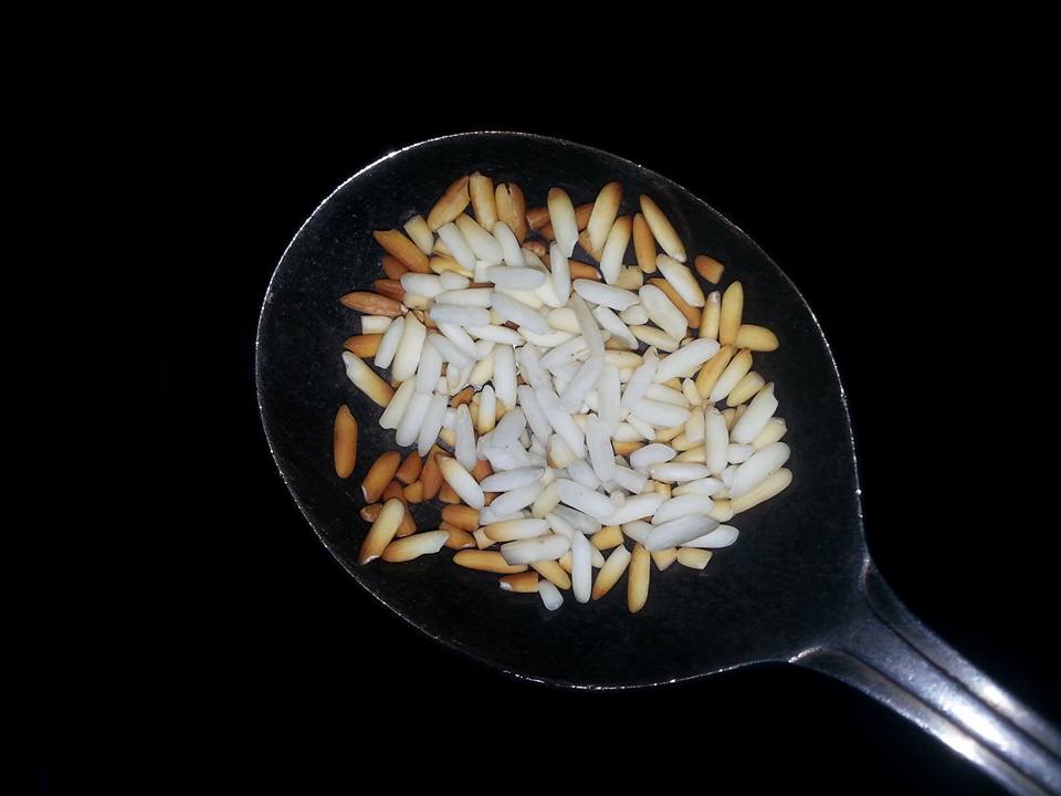Cara mudah bedakan beras plastik & beras asli, bisa dilakukan di rumah