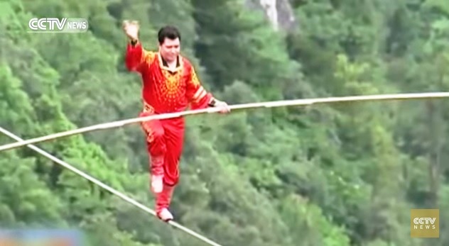 VIDEO: Meniti kawat di ketinggian 300 meter tanpa pengaman, nekat!